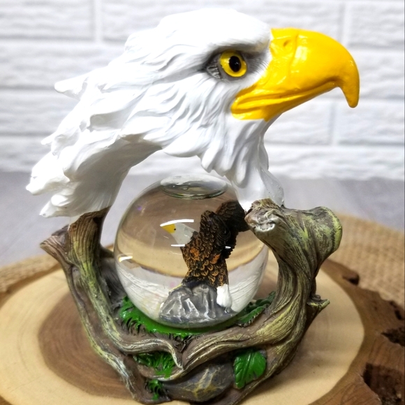 Bald Eagle figure/snow/glitter globe - Picture 8 of 11